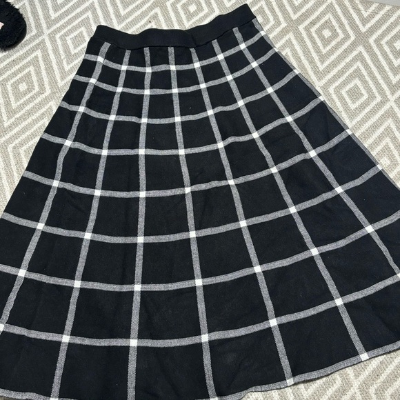 Chelsea & Theodore Dresses & Skirts - Chelsea & Theodore Black & White Plaid Midi Skirt